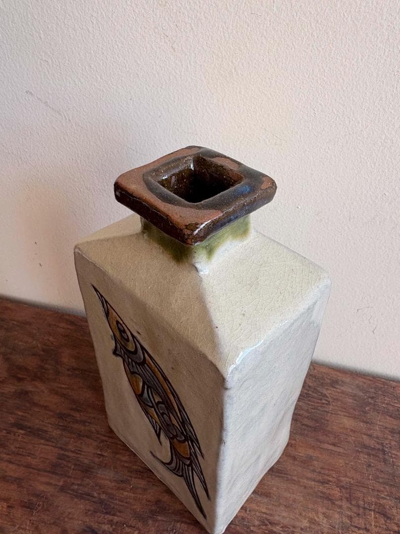 壺屋焼　古作　金城敏男作　海老魚紋彫　花器　希小品　金城次郎長男