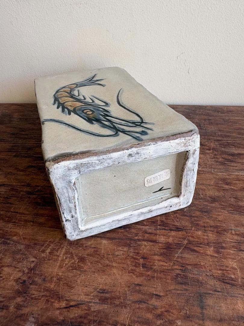 壺屋焼　古作　金城敏男作　海老魚紋彫　花器　希小品　金城次郎長男