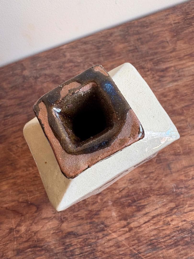 壺屋焼　古作　金城敏男作　海老魚紋彫　花器　希小品　金城次郎長男