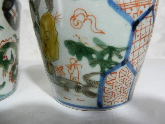 １８世紀後半の色絵蕎麦猪口２点（龍・雲・宝珠文／亀甲・人物・風景文）