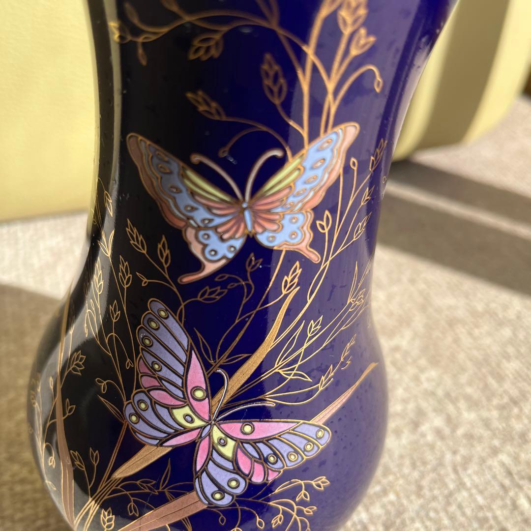 ネイビーブルー 蝶の装飾 花瓶
