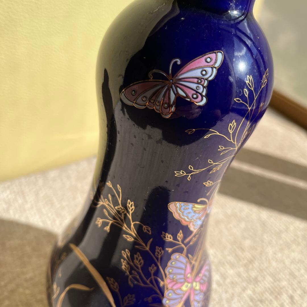 ネイビーブルー 蝶の装飾 花瓶