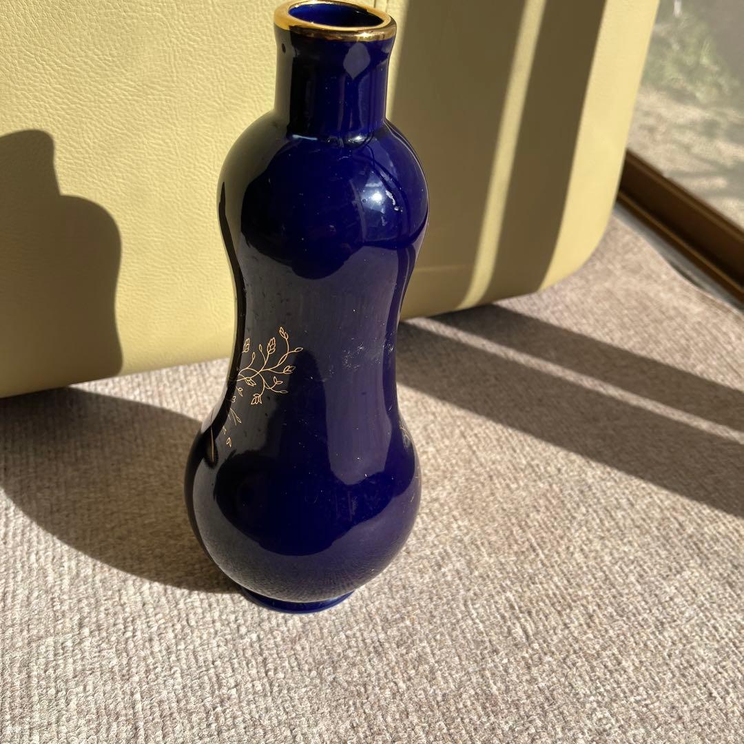 ネイビーブルー 蝶の装飾 花瓶