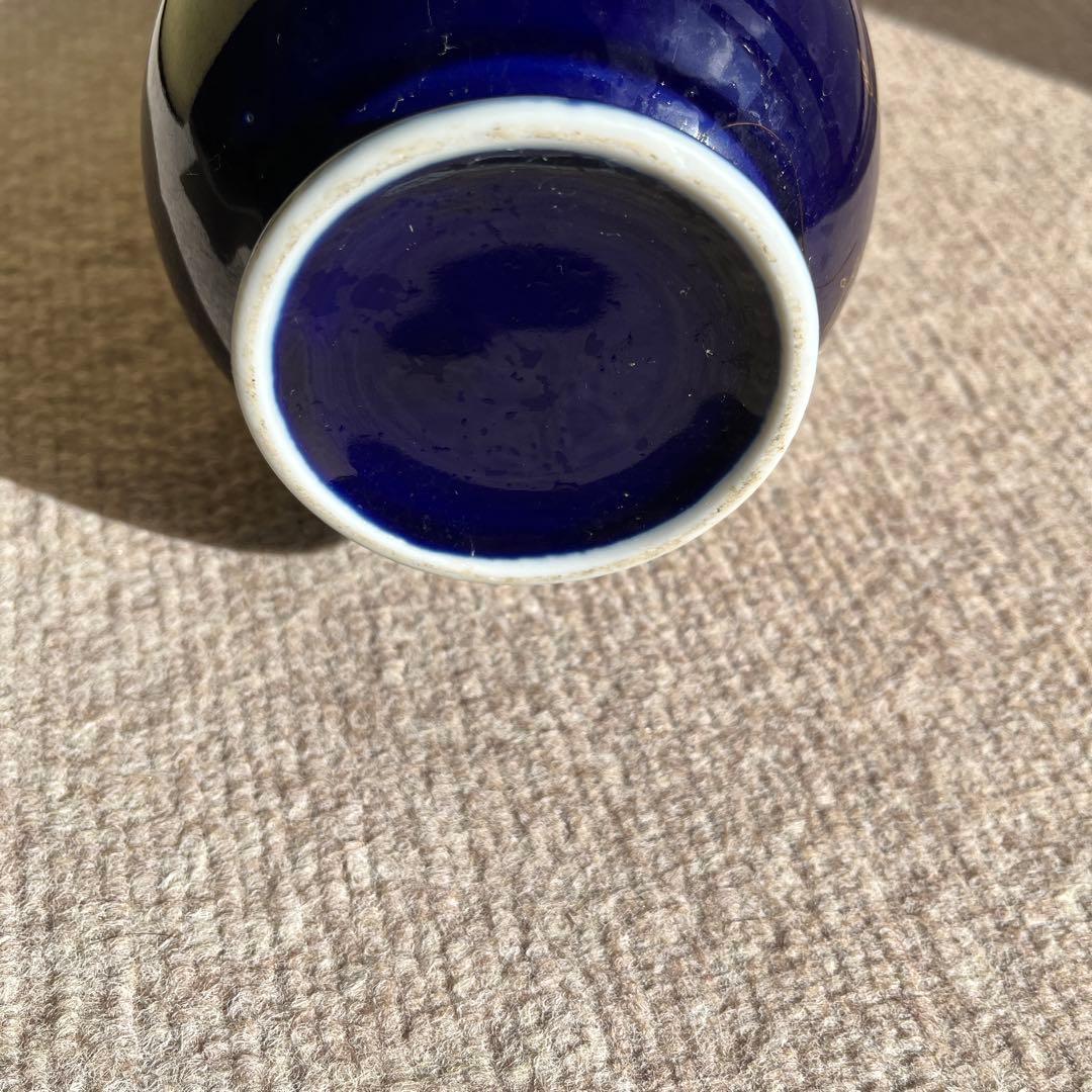 ネイビーブルー 蝶の装飾 花瓶