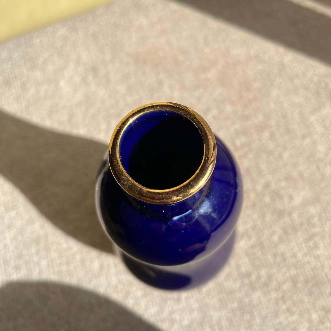 ネイビーブルー 蝶の装飾 花瓶