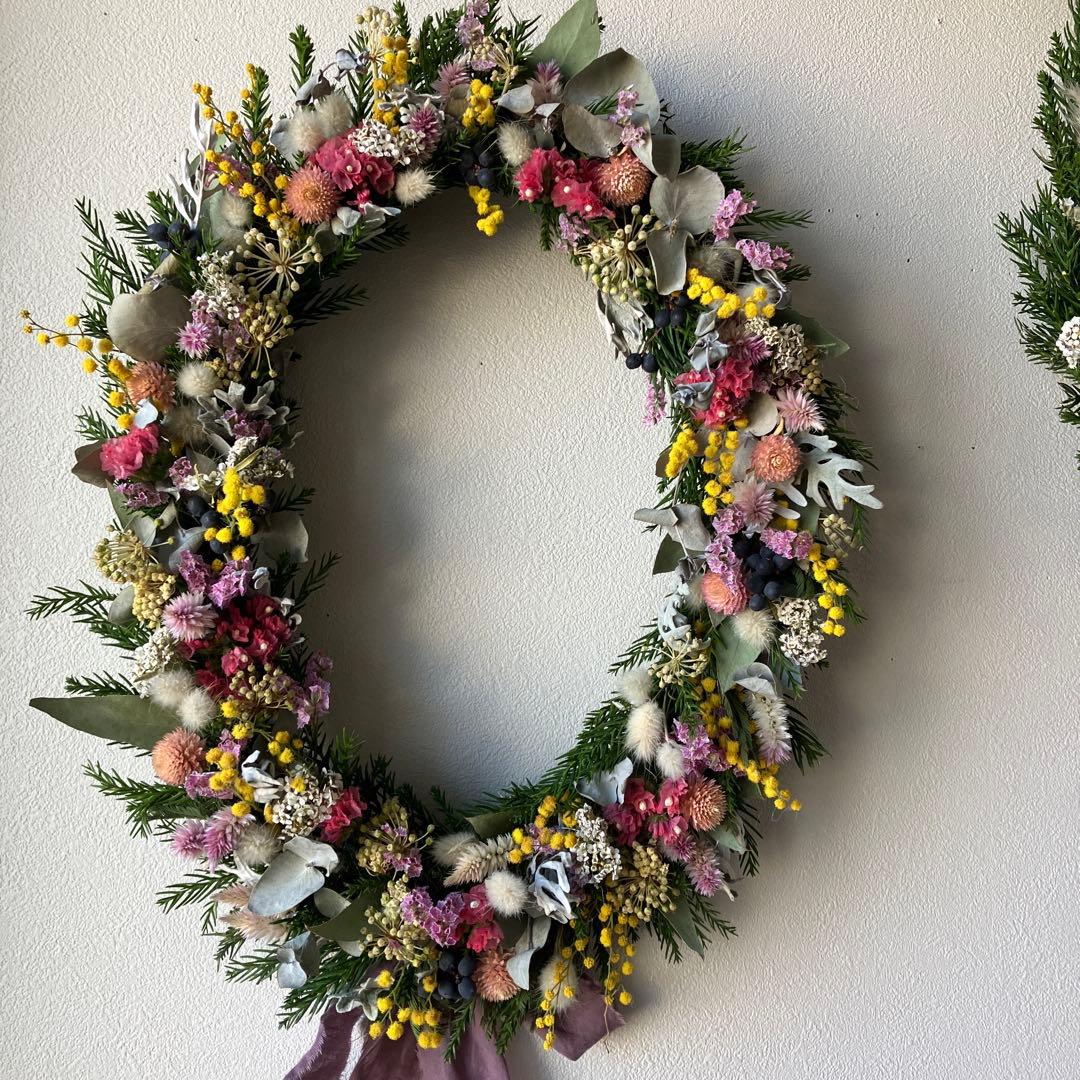 大きなミモザとピンクのオーバルリース　イタリア産ミランドール　スターチス　春