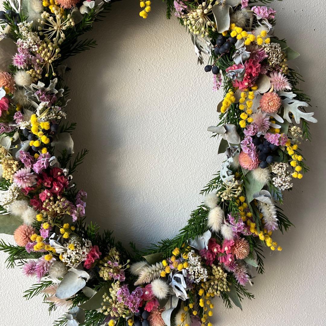 大きなミモザとピンクのオーバルリース　イタリア産ミランドール　スターチス　春