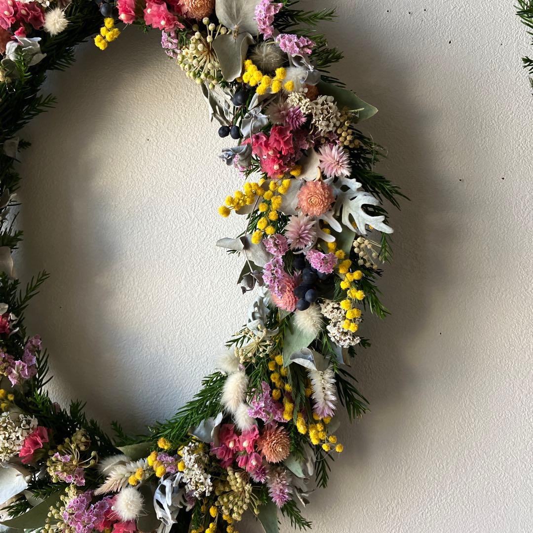 大きなミモザとピンクのオーバルリース　イタリア産ミランドール　スターチス　春