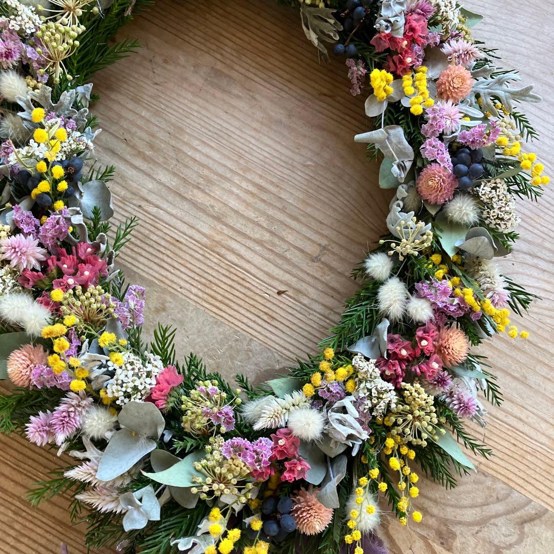 大きなミモザとピンクのオーバルリース　イタリア産ミランドール　スターチス　春