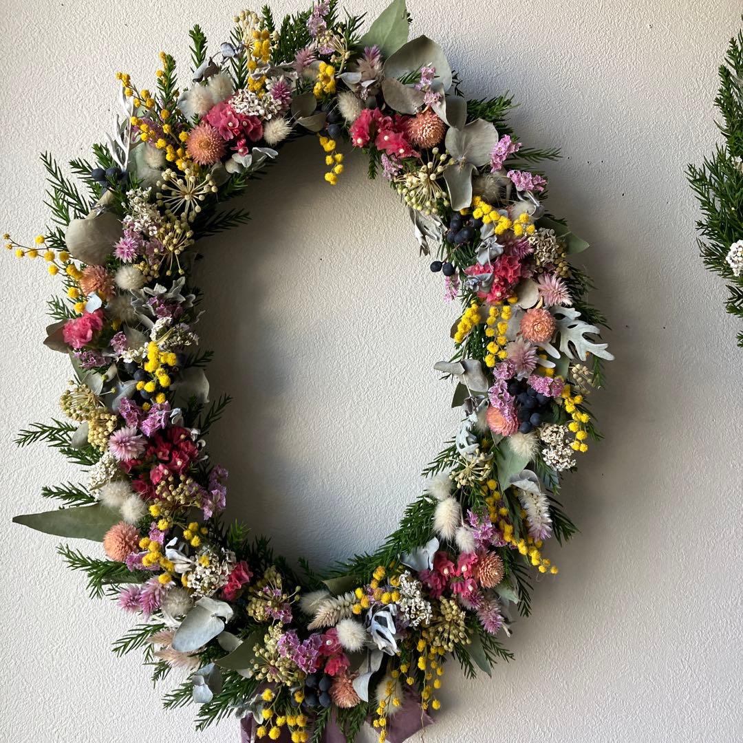 大きなミモザとピンクのオーバルリース　イタリア産ミランドール　スターチス　春