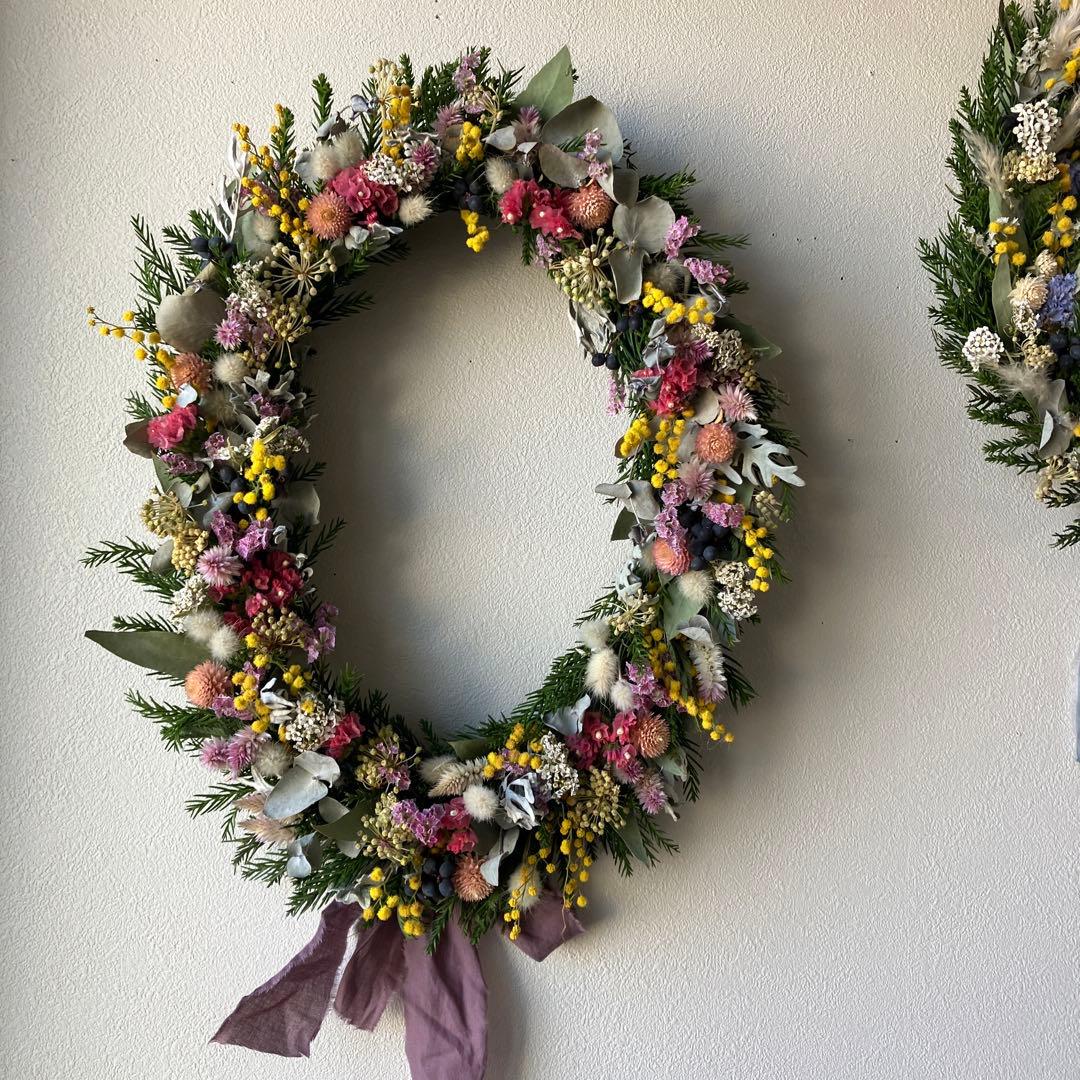 大きなミモザとピンクのオーバルリース　イタリア産ミランドール　スターチス　春