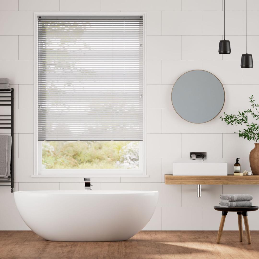 未使用　アルミブラインド　メタリックシルバー　162×144