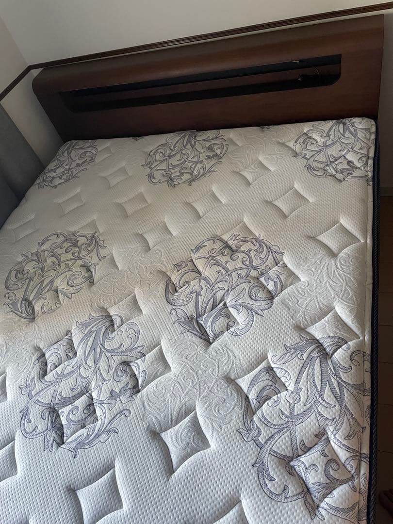 8/22に廃棄予定【美品】収納付きダブルベッド　ダークブラウンコンセント・棚付