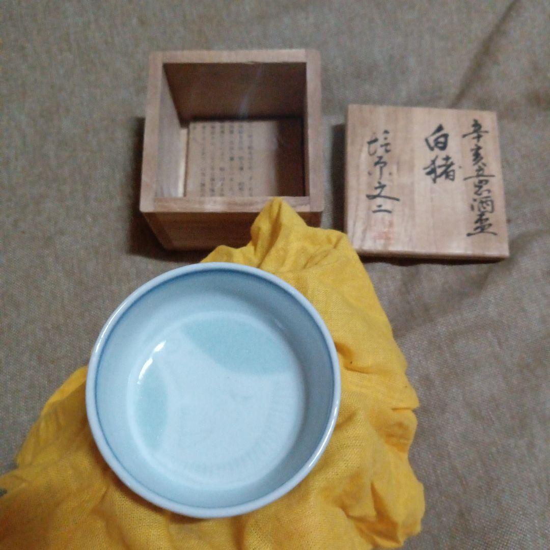 木製箱入り青い文字の陶器の器
