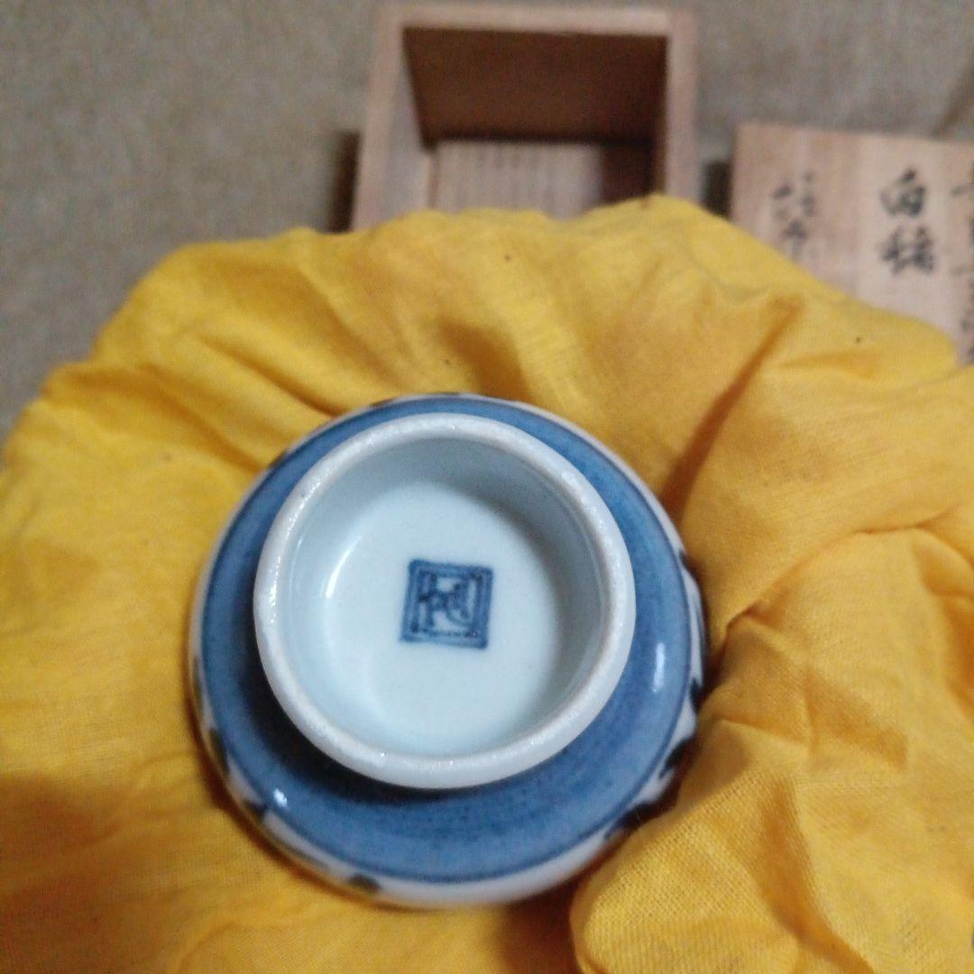 木製箱入り青い文字の陶器の器