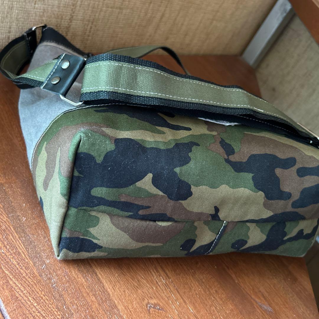 デニムリメイク　ショルダーバッグ　ミリタリー　アーミー　カモフラージュ