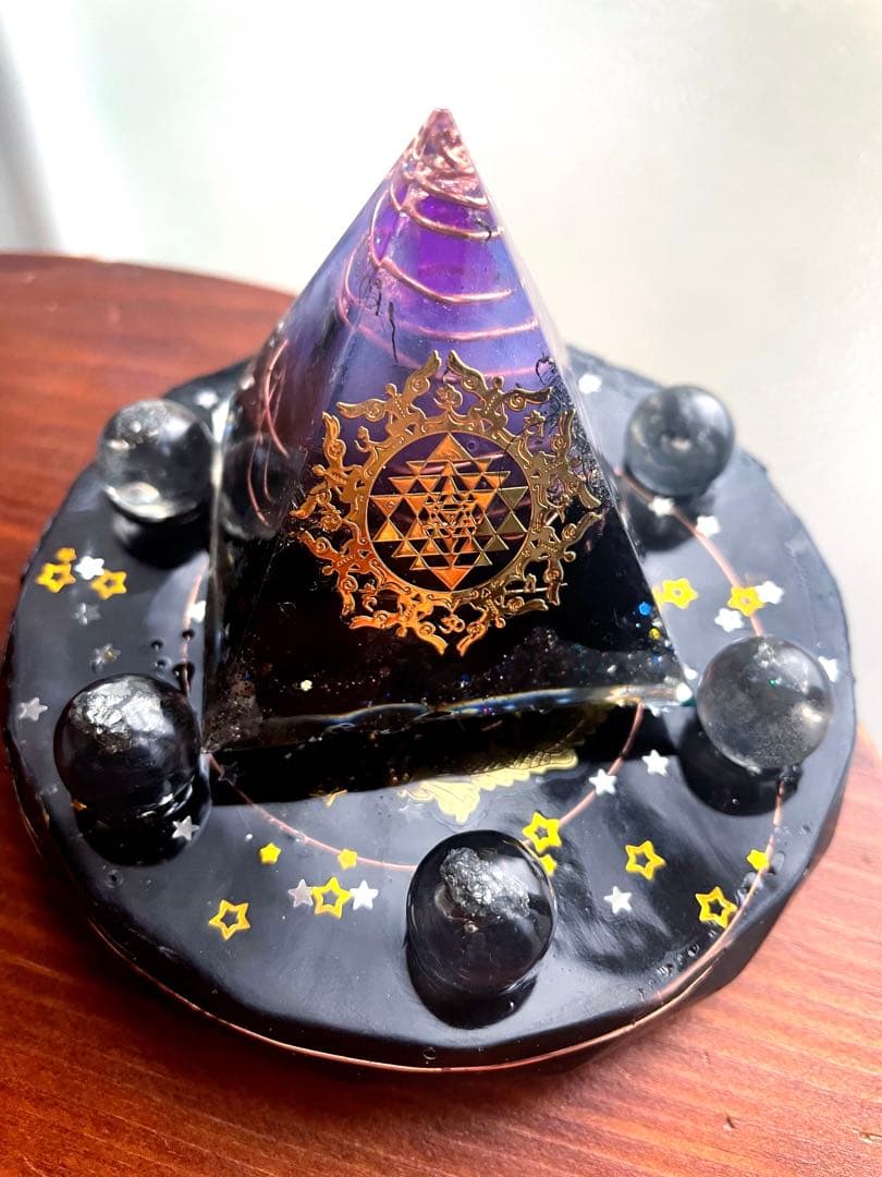 闇の中の光ピラミッド‼️台座は別出品✨