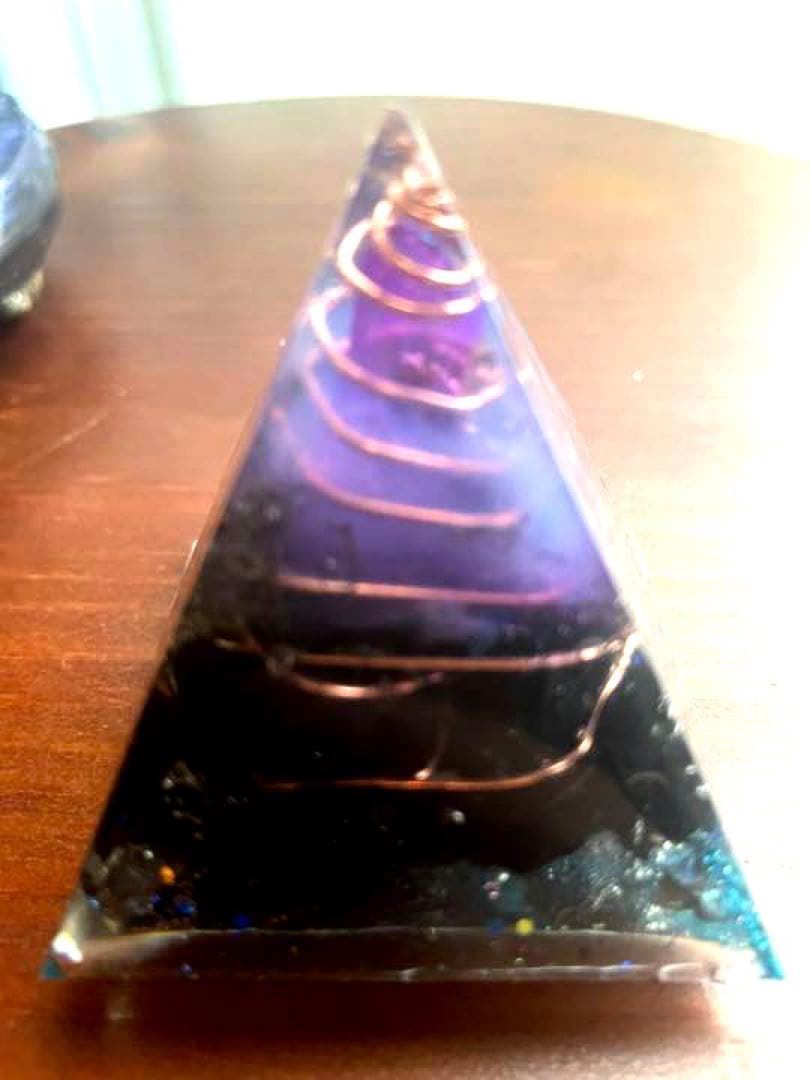 闇の中の光ピラミッド‼️台座は別出品✨