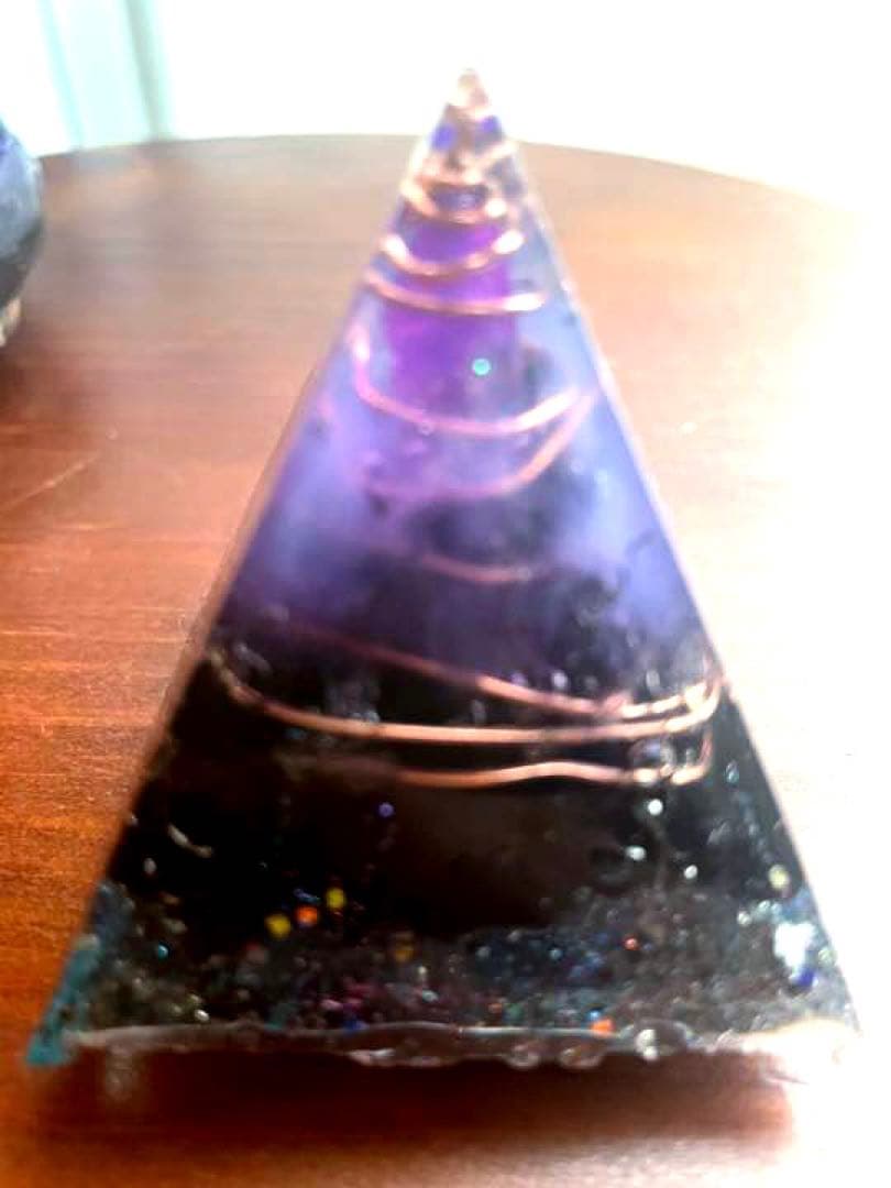 闇の中の光ピラミッド‼️台座は別出品✨