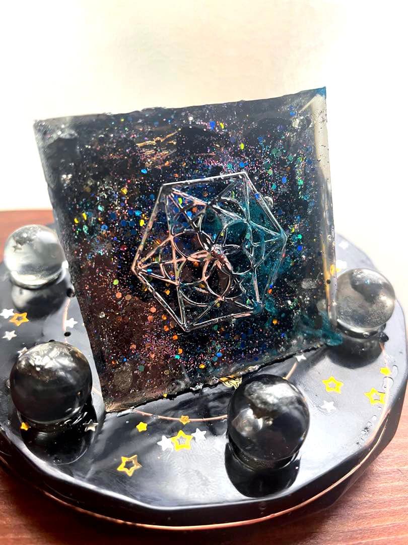 闇の中の光ピラミッド‼️台座は別出品✨