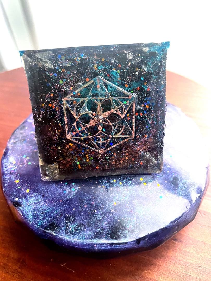 闇の中の光ピラミッド‼️台座は別出品✨