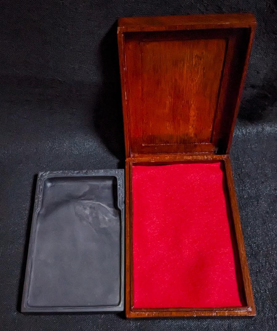 【端渓硯】◆饕餮文門字硯◆静かな油延光・青花の紫黒美石◆約七吋◆唐木共箱