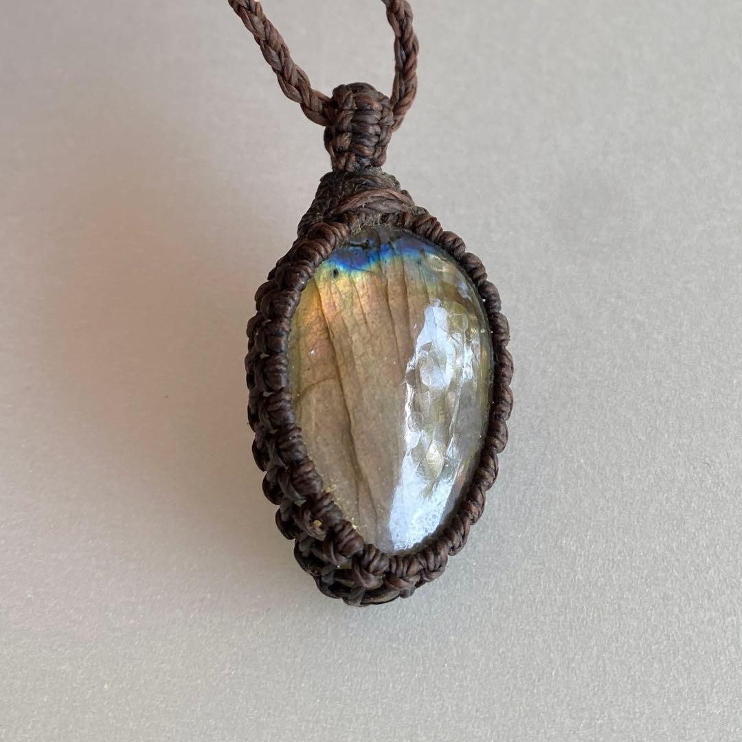 月のかけら　さんで購入した、ラブラドライトのマクラメペンダント