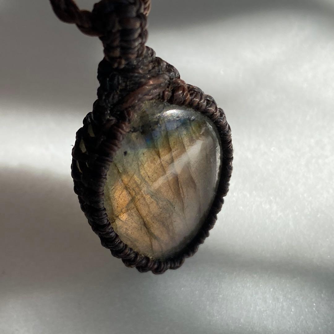 月のかけら　さんで購入した、ラブラドライトのマクラメペンダント