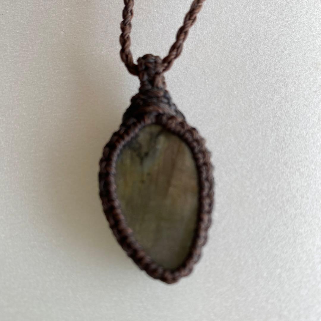 月のかけら　さんで購入した、ラブラドライトのマクラメペンダント