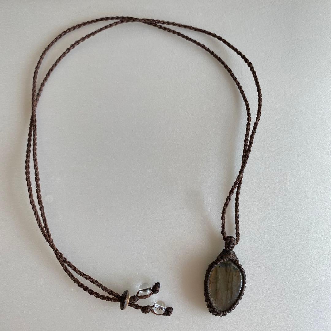 月のかけら　さんで購入した、ラブラドライトのマクラメペンダント