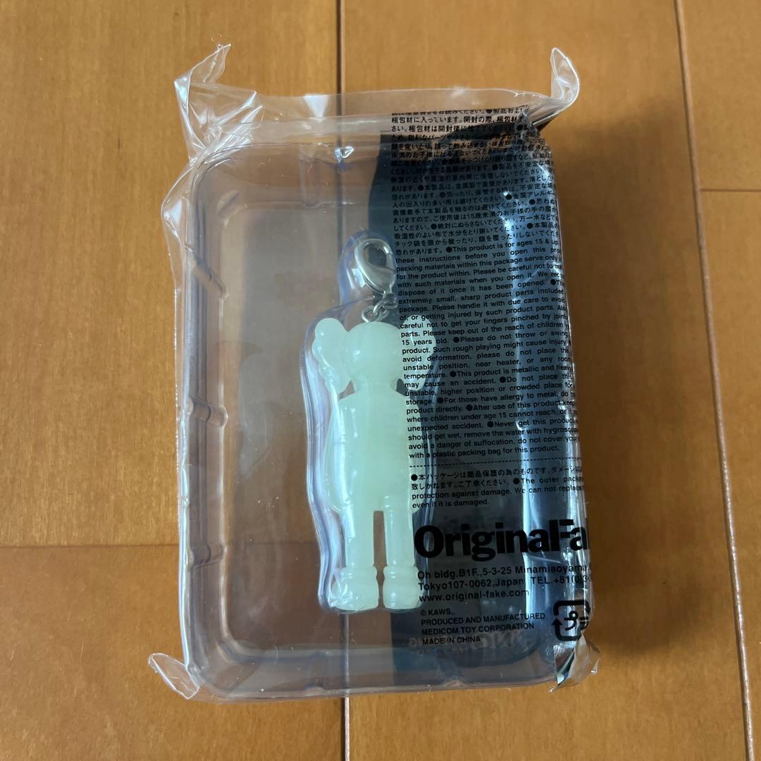 オリジナルフェイク　キーホルダー　カウズ　kaws