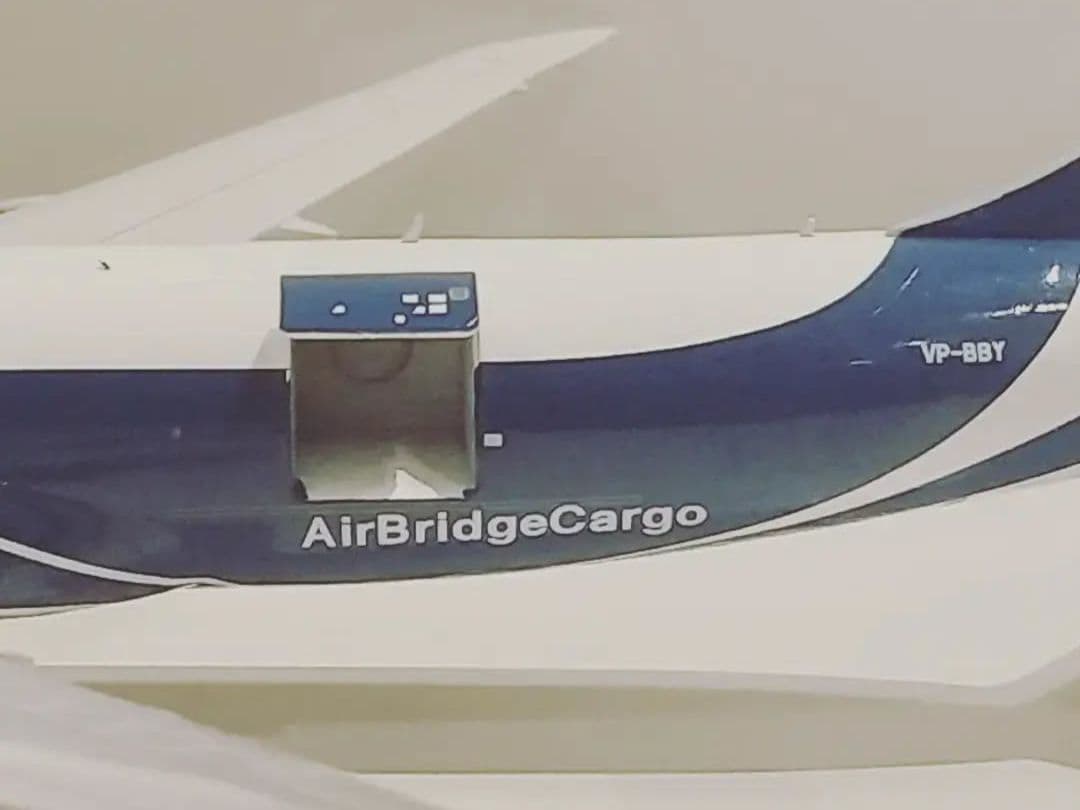 エア　ブリッジ貨物航空　B747-8F 1/400 開閉式