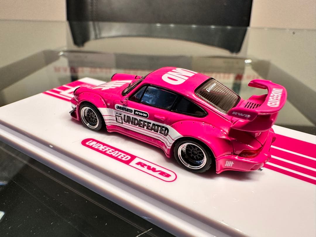 UNDEFEATED ポルシェ911 RWB ミニカーピンク1/64