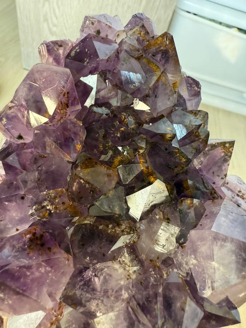 ✨特大・高品質✨台座付きアメジストクラスター⭐️タイチンルチルクォーツ入り