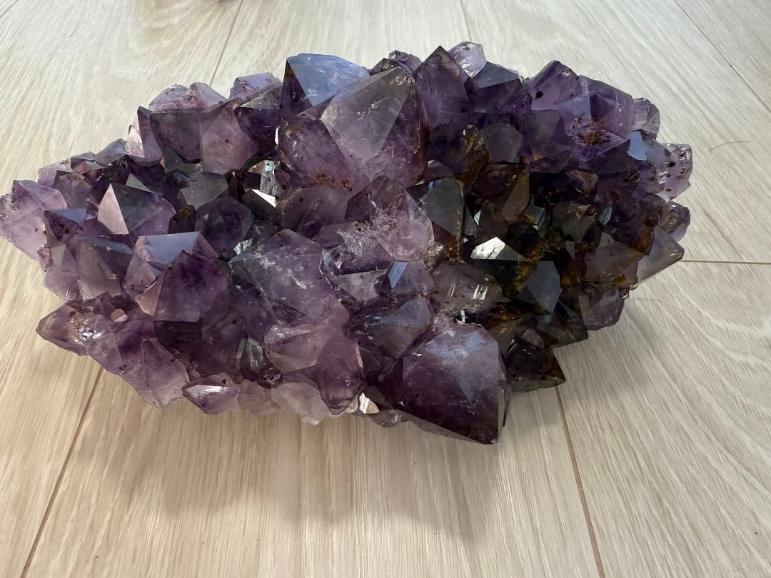 ✨特大・高品質✨台座付きアメジストクラスター⭐️タイチンルチルクォーツ入り