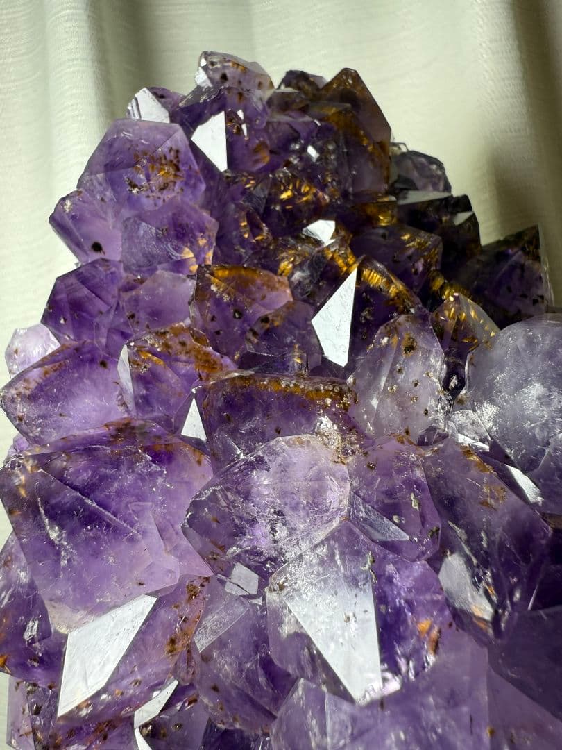 ✨特大・高品質✨台座付きアメジストクラスター⭐️タイチンルチルクォーツ入り