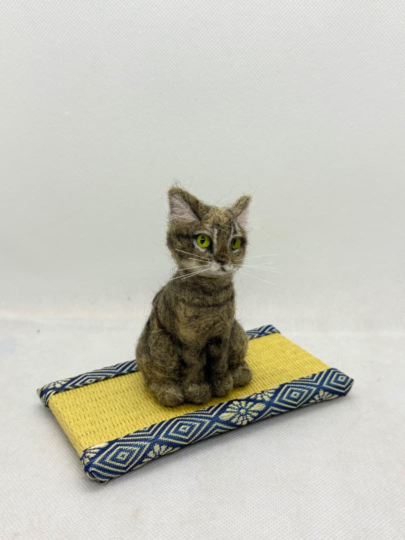 A猫　羊毛フェルト　手のひらキジトラ猫【ハンドメイド 羊毛フェルト キジトラ
