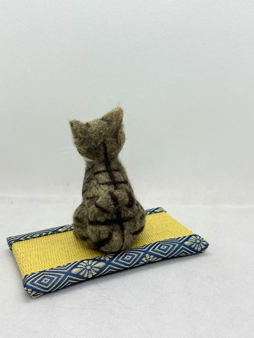 A猫　羊毛フェルト　手のひらキジトラ猫【ハンドメイド 羊毛フェルト キジトラ