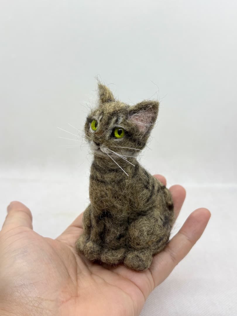A猫　羊毛フェルト　手のひらキジトラ猫【ハンドメイド 羊毛フェルト キジトラ