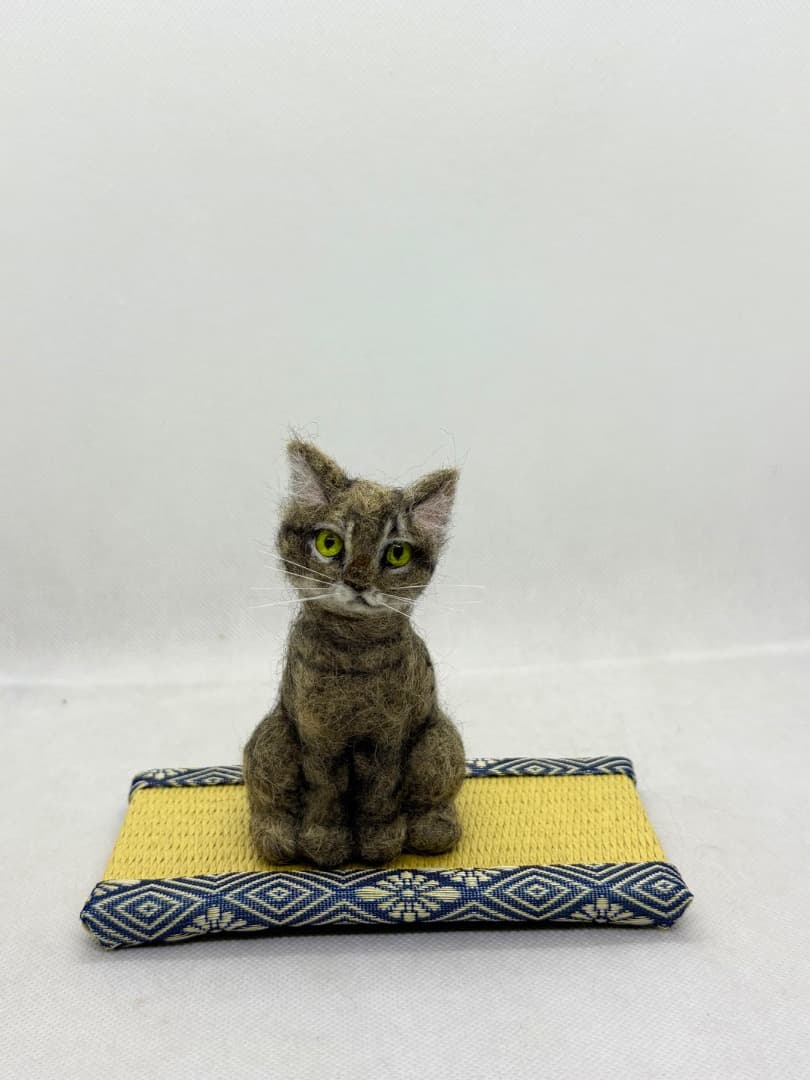 A猫　羊毛フェルト　手のひらキジトラ猫【ハンドメイド 羊毛フェルト キジトラ