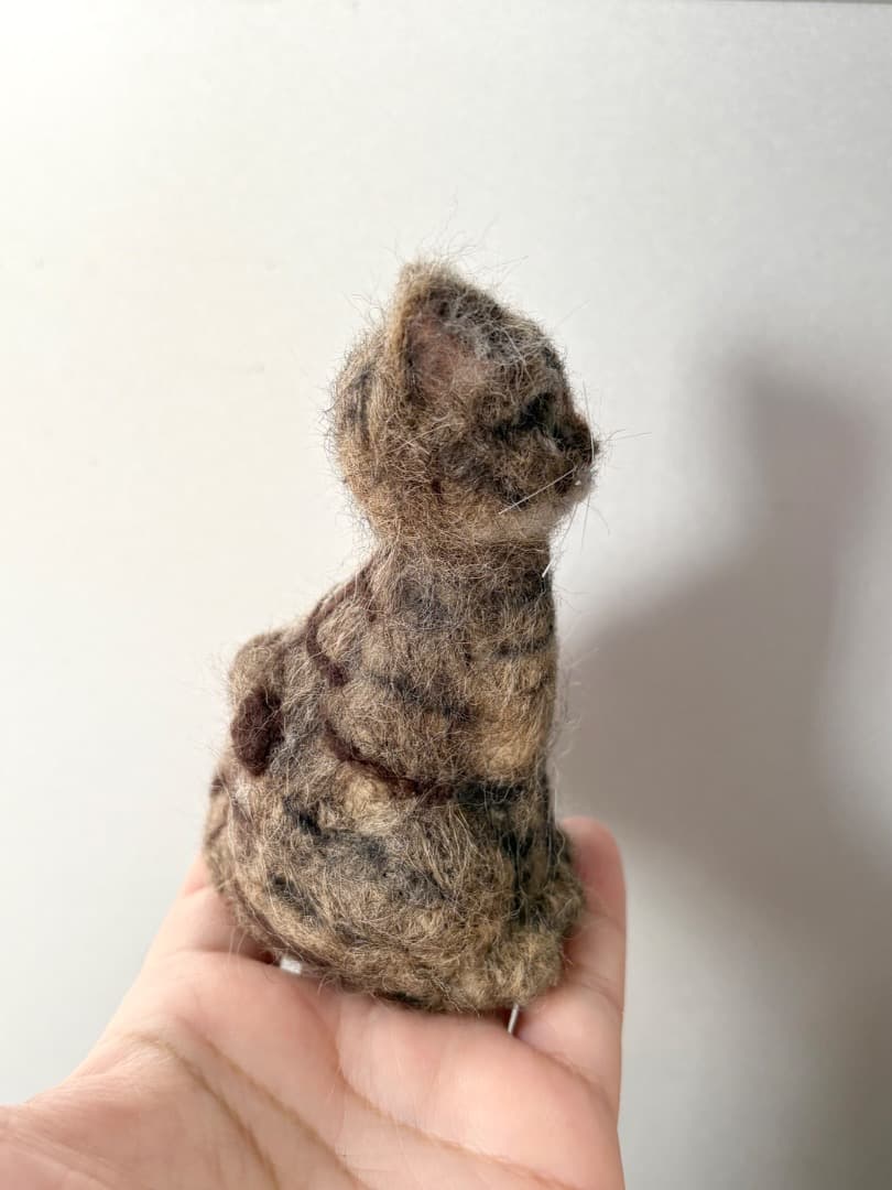 A猫　羊毛フェルト　手のひらキジトラ猫【ハンドメイド 羊毛フェルト キジトラ