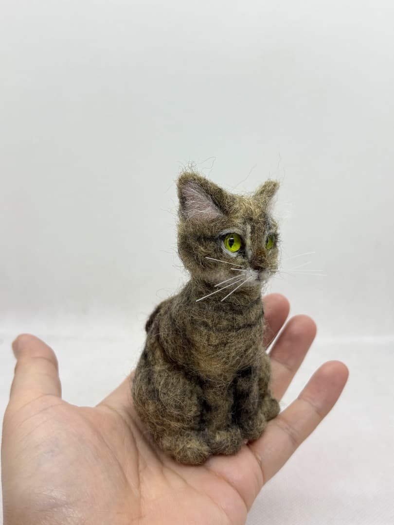 A猫　羊毛フェルト　手のひらキジトラ猫【ハンドメイド 羊毛フェルト キジトラ
