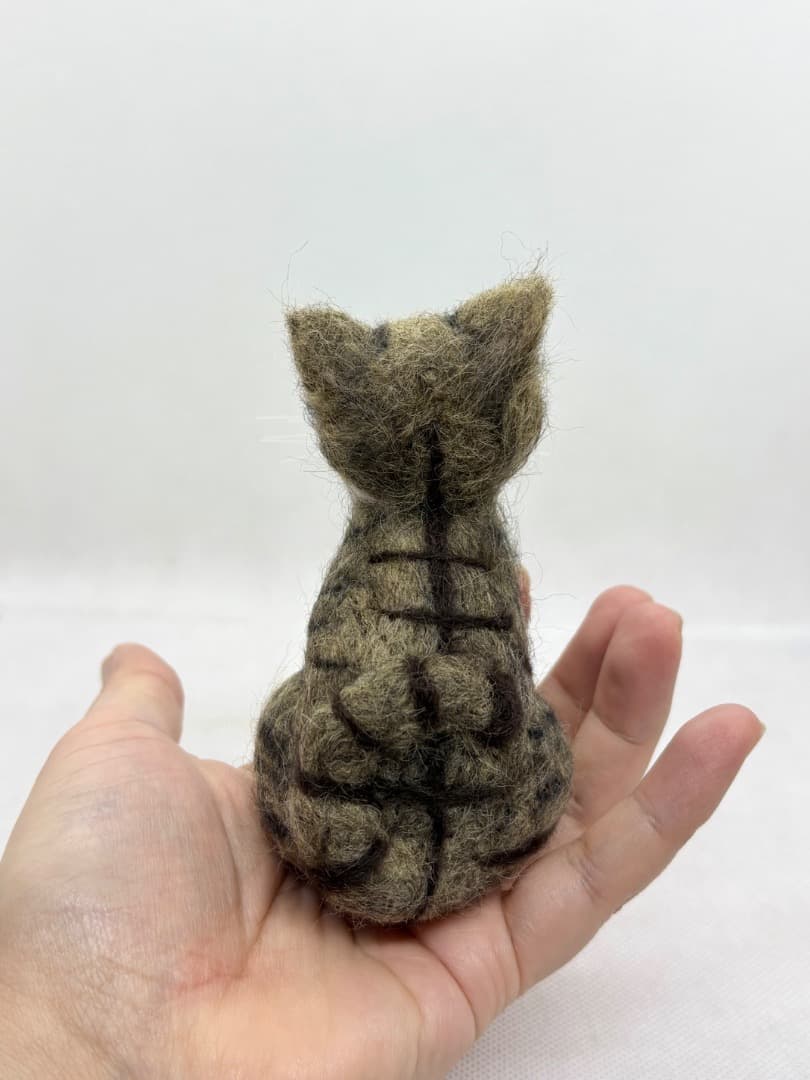 A猫　羊毛フェルト　手のひらキジトラ猫【ハンドメイド 羊毛フェルト キジトラ