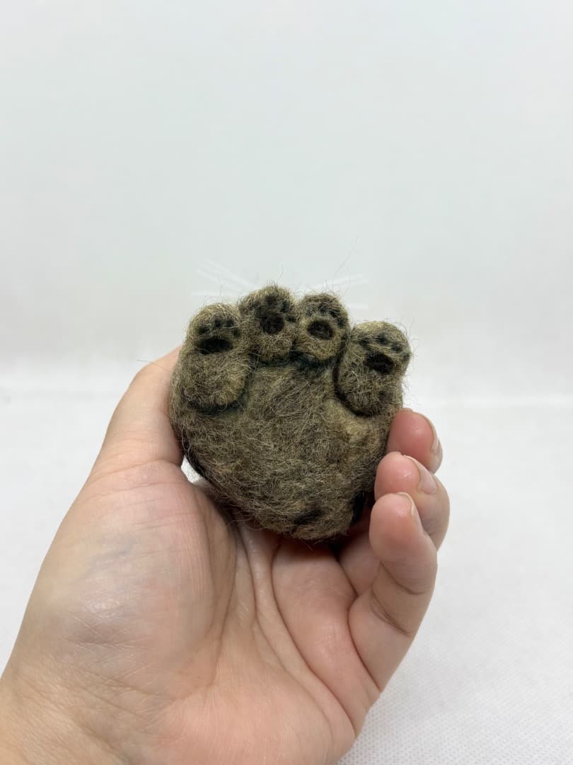 A猫　羊毛フェルト　手のひらキジトラ猫【ハンドメイド 羊毛フェルト キジトラ