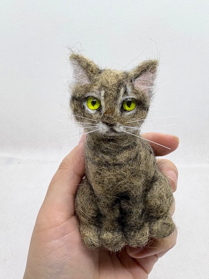 A猫　羊毛フェルト　手のひらキジトラ猫【ハンドメイド 羊毛フェルト キジトラ