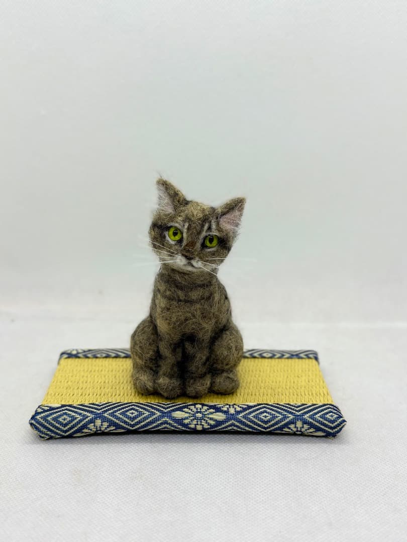 A猫　羊毛フェルト　手のひらキジトラ猫【ハンドメイド 羊毛フェルト キジトラ