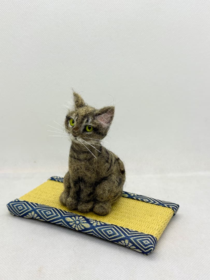 A猫　羊毛フェルト　手のひらキジトラ猫【ハンドメイド 羊毛フェルト キジトラ