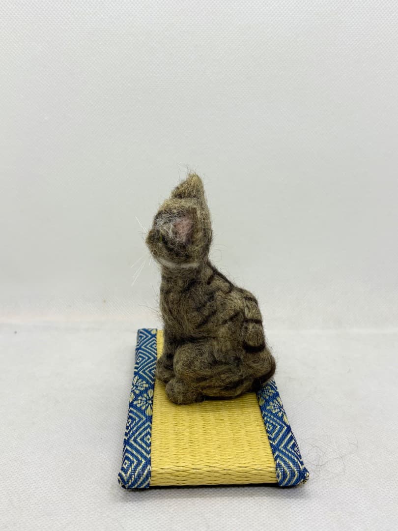A猫　羊毛フェルト　手のひらキジトラ猫【ハンドメイド 羊毛フェルト キジトラ