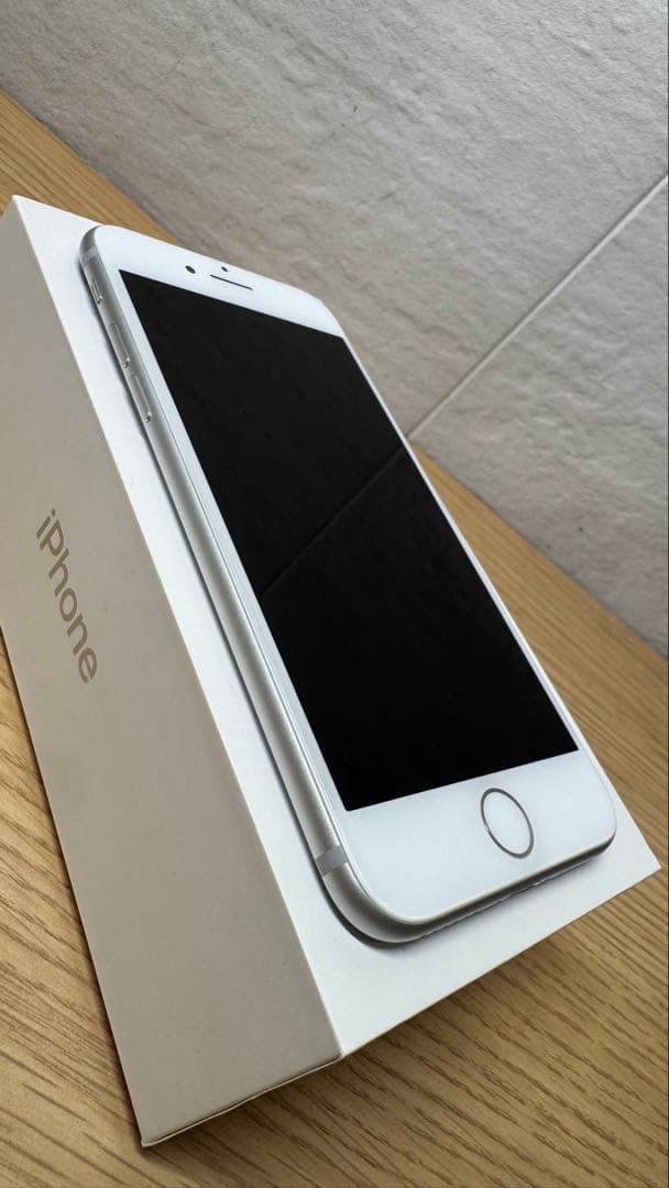 <送料込>Apple iPhone 7 128GBシルバー