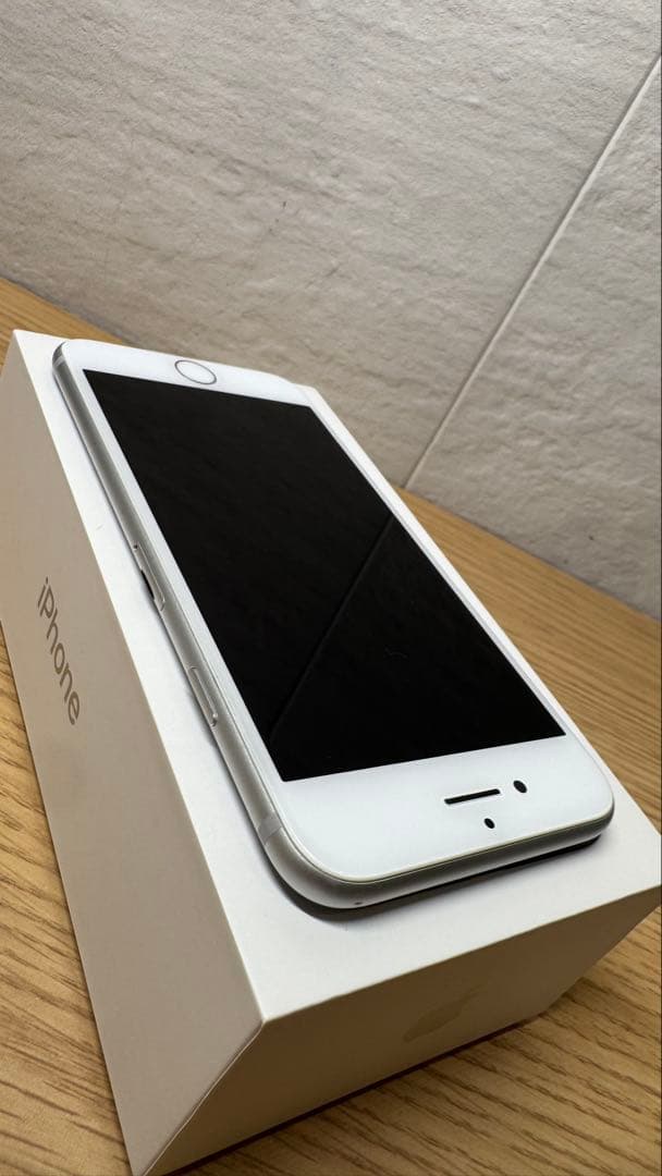 <送料込>Apple iPhone 7 128GBシルバー